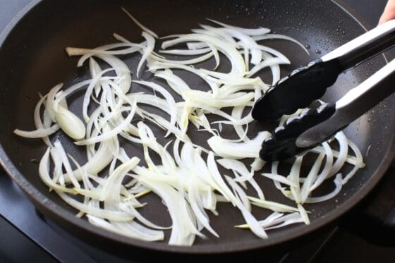 玉ねぎを炒めてしんなりさせる
