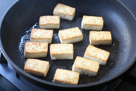 豆腐をこんがりと焼く