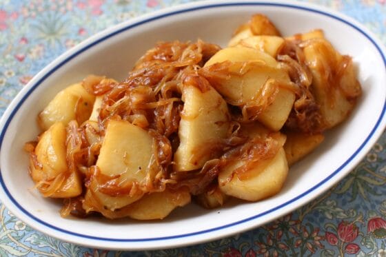 じゃがいもと玉ねぎのコク旨おかずレシピ｜ホクホク食感のバター照り炒め