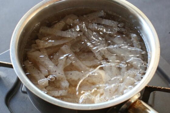 細切りにしたこんにゃくを茹でる