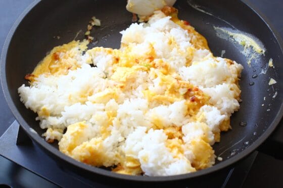 切るようにご飯をほぐしながら、卵と炒め合わせる