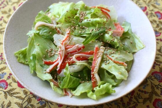 レタスとカニカマのサラダ｜卵黄ドレッシングでコク旨仕上げ！