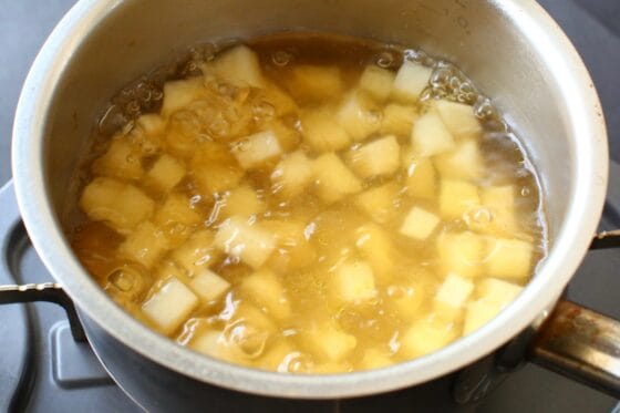 じゃがいもを鍋に入れて、水とコンソメで煮る