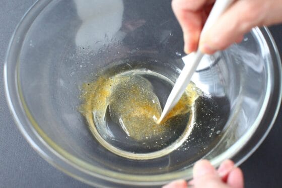 調味料をボウルに入れてドレッシングを作る