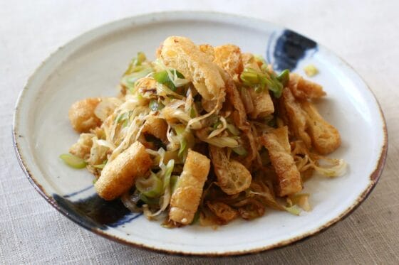 ネギと油揚げの焦がし醤油炒めレシピ｜香ばしくてとろ甘な簡単おかず