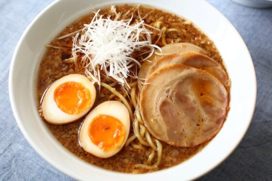 ネギたっぷりの醤油ラーメンレシピ｜焦がしネギと白髪ネギで本格仕上げ！