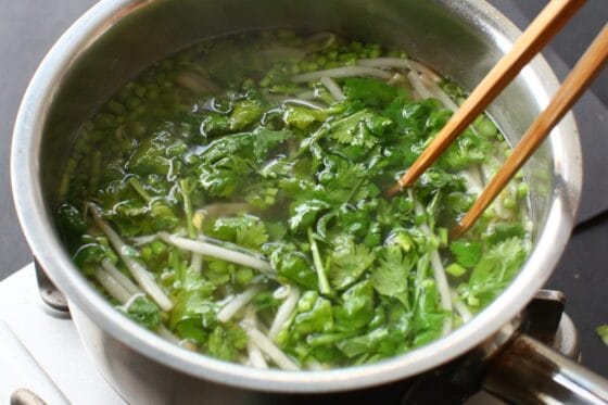 スープにパクチーの葉とごま油を加えて混ぜる