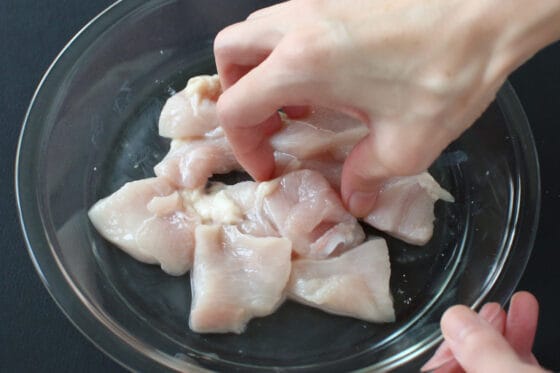 鶏胸肉に調味料と片栗粉をまぶす
