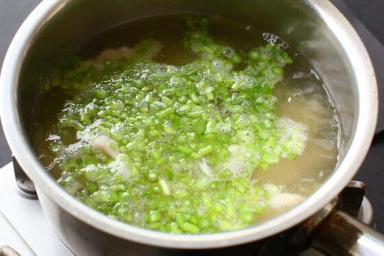 スープに鶏肉を加えて煮る