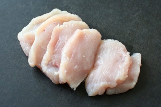 鶏胸肉をそぎ切りにする