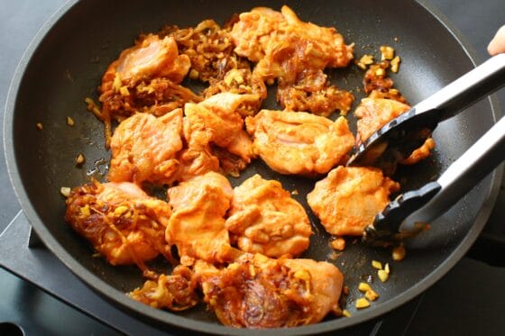 鶏肉を加えて軽く炒める