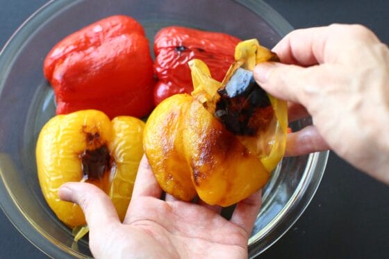 焼いたパプリカの皮を剥く