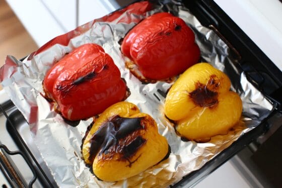 パプリカをグリルでこんがりと焼く