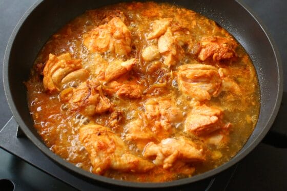 炒めた玉ねぎや鶏肉に水と塩を加えて煮る