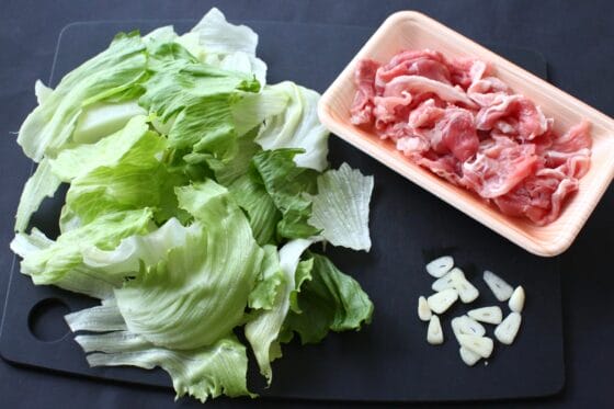 レタスと豚肉とニンニクを切る