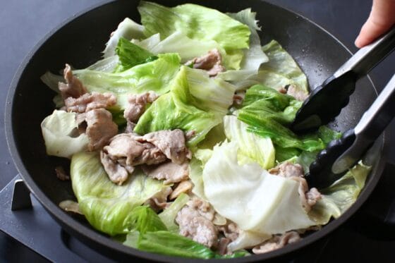 味がついた豚肉にレタスをさっと炒め合わせる