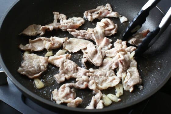 豚肉を炒めて火を通す