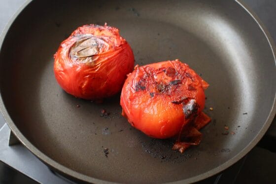 トマトをフライパンで転がしながら焼く