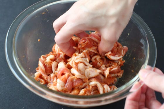 肉をボウルに入れて調味料を揉み込む
