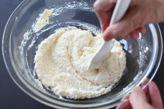 豆腐に粉類や調味料を混ぜてチヂミの生地を作る