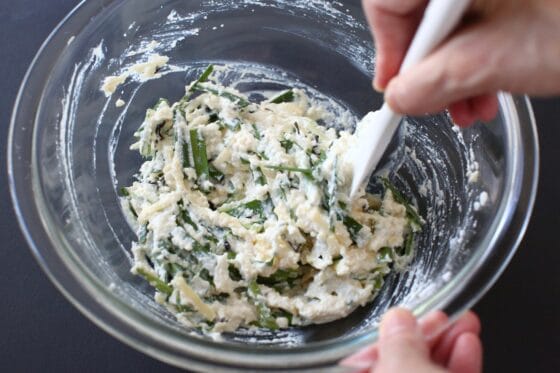 豆腐チヂミの生地にニラと塩昆布とチーズを混ぜる