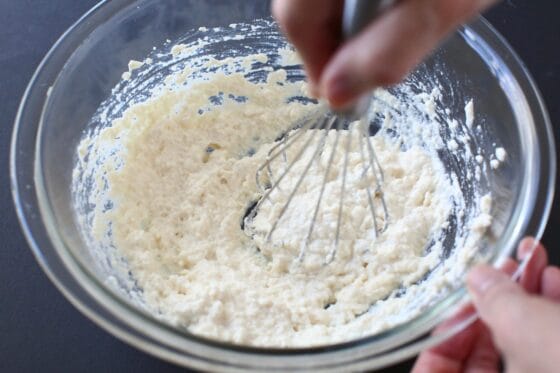 豆腐を泡立て器で滑らかにする