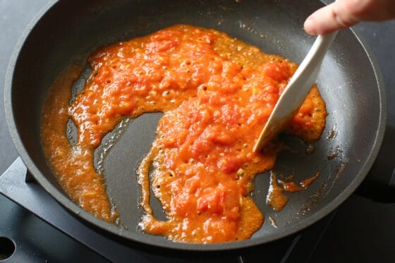 トマトを煮詰めてパスタソースを作る