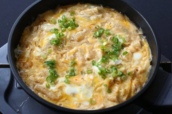 油揚げ卵とじ｜ジューシー油揚げ×ふんわり卵！ごはんがすすむ簡単おかず