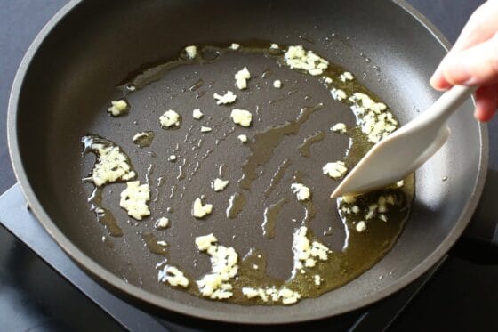 オリーブオイルでにんにくを炒めて香りを立たせる