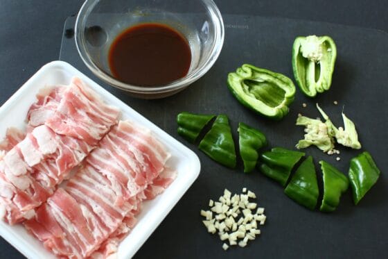 ピーマンとにんにくと豚肉を切ってタレの材料を混ぜておく