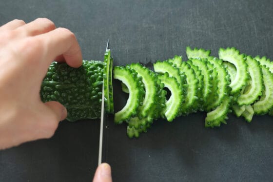 ゴーヤを薄切りにする