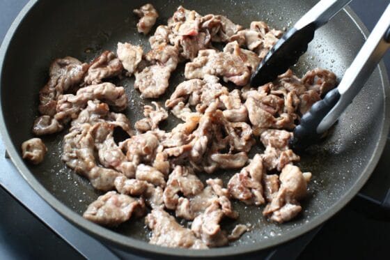 ごま油で牛肉を炒める