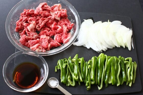 ピーマンと玉ねぎを切って調味料を合わせて牛肉に塩や片栗粉をまぶしておく