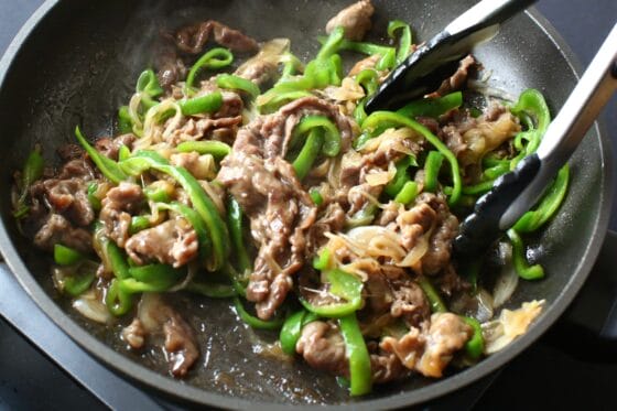 牛肉を戻し入れて調味料を加えて炒め合わせる