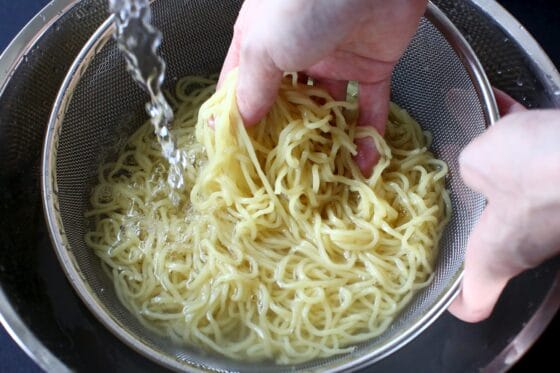 中華麺を冷水でしめる