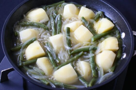 煮上がったじゃがいもといんげんの煮物