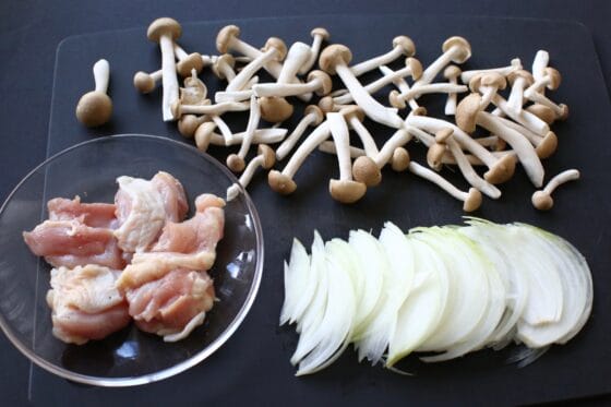 玉ねぎとしめじと鶏もも肉を用意する