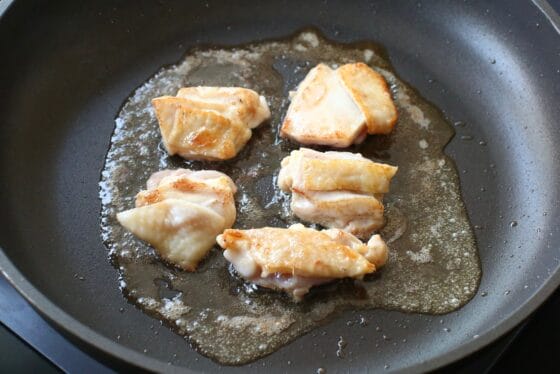 鶏もも肉をバターで炒める