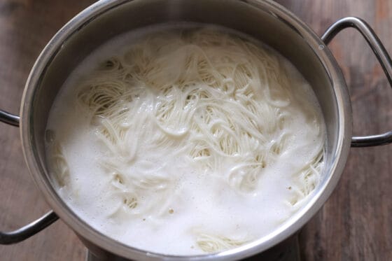 そうめんを茹でる