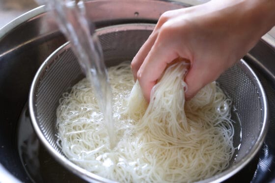 そうめんを冷水でしめる