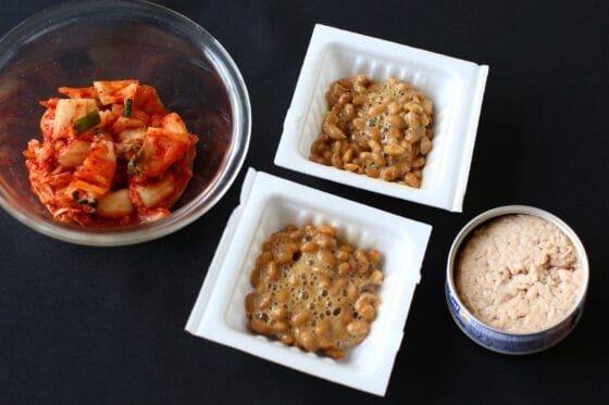 納豆とキムチとツナを用意する