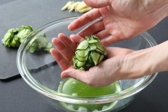 きゅうりから出た水気を手で絞る