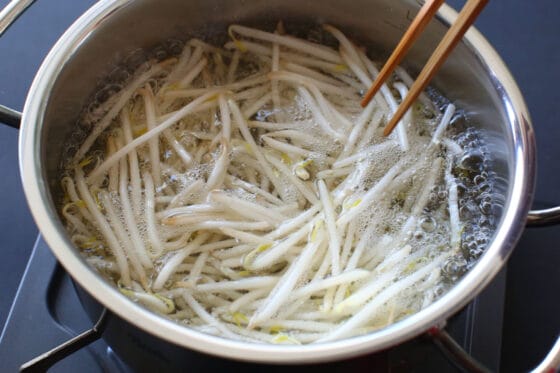 もやしを鍋で茹でる