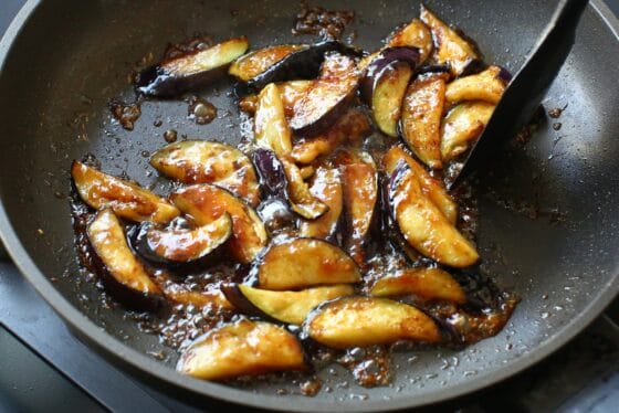 焼いたナスに生姜ダレを絡める