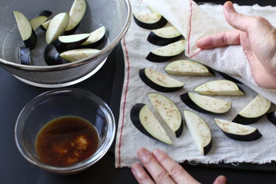 茄子の水気を拭き取り生姜ダレを用意する