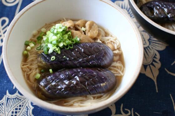 なすそうめんのレシピ｜焼きなすとだしの旨みが染みる温かい一杯
