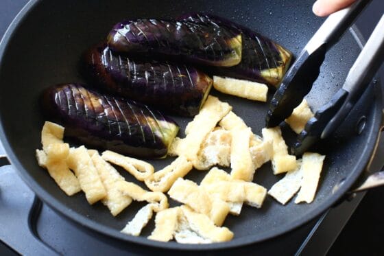 焼いたナスに油揚げを加えて炒める