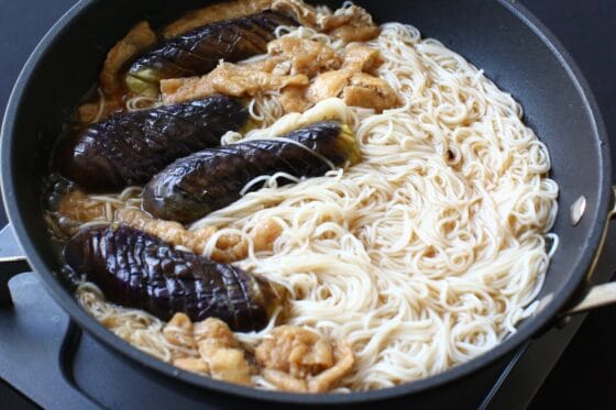 煮終えたナスと油揚げにそうめんを加える