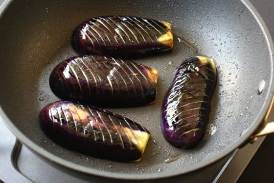 ナスの断面を焼く