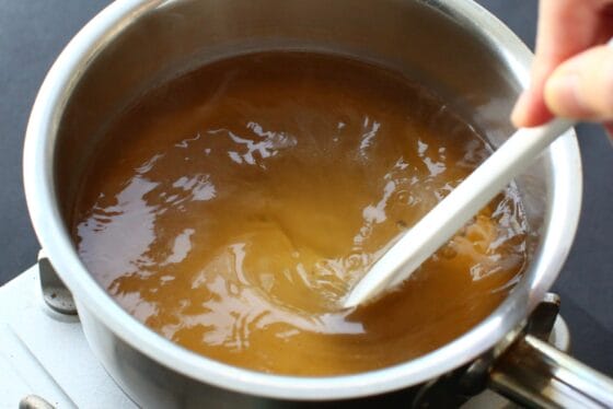 煮立ったスープに水溶き片栗粉を加えてとろみをつける